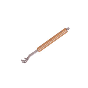 Grillrostheber mit Holzgriff und gebogenem Greifhaken aus Edelstahl zur sicheren Entnahme von heißen Rosten.