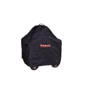 Schwarze Schutzhaube für einen Grillwagen mit roter Aufschrift MONOLITH KERAMISCH GRILLEN und stilisiertem Grill-Symbol. Die Haube bedeckt den Grillwagen vollständig und reicht bis knapp über die Räder, welche unten sichtbar sind. Oben befindet sich eine praktische Schlaufe zum Anheben. Das Material wirkt robust und glatt.