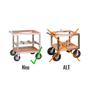 Zwei rollbare Grillwagen aus Holz und Metall im Vergleich nebeneinander dargestellt. Der linke Wagen ist mit Neu und einem grünen Haken gekennzeichnet, der rechte mit ALT und einem orangen Kreuz durchgestrichen. Beide Wagen besitzen vier grosse Räder, eine Ablagefläche unten und oben eine Öffnung zur Aufnahme eines Grills. Der neue Wagen wirkt etwas heller im Holzfarbton und verfügt über andere Querstreben im Metallgestell.
