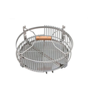 Komplettes modulares Grillrostsystem aus Edelstahl mit zwei halbrunden Grillrosten, einem herausnehmbaren Mittelstück mit Holzgriff und einer halbrunden Tropfschale, montiert in einem höhenverstellbaren runden Rahmen.