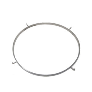 Runder Edelstahl-Ring mit vier Haken zum Einhängen von Grillzubehör in einem Kamado-Grill.