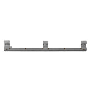 Langer, schmaler Metallstab mit drei rechteckigen Halterungen und mehreren kleinen Schrauben. Der Metallstab ist leicht gebogen und zeigt leichte Rostspuren. Hintergrund weiss und neutral.