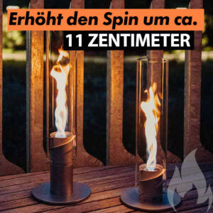Zwei flammende Feuertonnen auf runden Metallplatten stehen auf einer Holzterrasse mit Holzgitter im Hintergrund. Über dem Bild steht in oranger Schrift Erhöht den Spin um ca., darunter in schwarzem Rechteck weisse Schrift 11 Zentimeter. Unten rechts ist ein stilisiertes Flammensymbol in grau abgebildet. Die Flammen lodern in langen, transparenten Glaszylindern, die auf den Metalltrommeln sitzen.