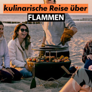 Mehrere Personen sitzen am Strand um einen schwarzen Kugelgrill, auf dem verschiedene Grillspiesse liegen. Eine Person trägt Handschuhe und hebt den Deckel des Grills an. Im oberen Bereich steht in oranger Schrift kulinarische Reise über, darunter in schwarzem Kasten weisse Schrift FLAMMEN. Unten rechts ist ein graues Flammensymbol. Die Stimmung ist entspannt und sonnig mit Meer und Strand im Hintergrund.