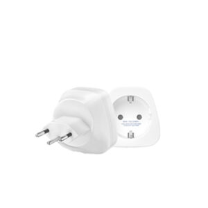 Weisser, dreipoliger Steckdosenadapter mit zwei runden Metallstiften und einem rechteckigen Gehäuse. Im Hintergrund ist die dazugehörige Steckdose mit zwei runden Löchern und einem rechteckigen Ausschnitt sichtbar. Das Design ist schlicht und funktional.