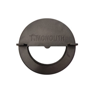 Runder, schwarzer Metalldeckel mit der Aufschrift MONOLITH und stilisiertem Grill-Symbol. Der Deckel hat zwei seitliche Griffe und eine halbkreisförmige, komplett geöffnete Aussparung in der Mitte. Oberfläche strukturiert und matt.