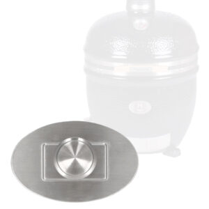 Ovaler Edelstahlregler mit rundem Drehknopf, im Hintergrund ein Kamado-Grill mit matter Keramikoberfläche.
