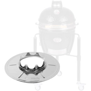 Edelstahl-Aufsatz mit gezackter Öffnung von Monolith, im Hintergrund ein Kamado-Grill auf fahrbarem Gestell.