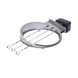 Drehspiess-Aufsatz aus Edelstahl mit drei langen Grillspiessen und seitlich montiertem Elektromotor für Kamado-Grills.