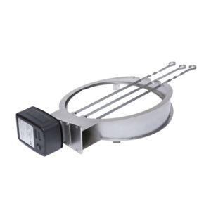 Elektrischer Drehspiess-Aufsatz aus Edelstahl mit Motorblock und drei Spiessen für Kamado-Grills.
