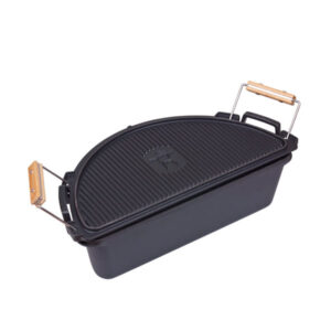 Halbrunde gusseiserne Grillpfanne mit geriffeltem Deckel und Holzgriffen, geeignet für den Einsatz im Kamado-Grill.