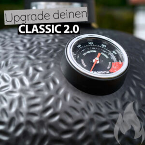 Nahaufnahme eines Thermometers auf dem Deckel eines Monolith Classic 2.0 Keramikgrills mit strukturierter Oberfläche.