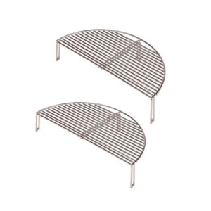 Zweiteiliges Set aus halbkreisförmigen Grillrosten aus Edelstahl. Jeder Rost hat vier kurze Beine zum Aufstellen und besteht aus parallelen Metallstäben mit glatter Oberfläche und glänzendem Finish.