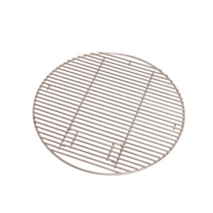 Runder, silberfarbener Grillrost aus Edelstahl mit parallelen Metallstäben. Der Rost verfügt über wenige, kleine Metallhalterungen, die regelmässig verteilt angebracht sind. Oberfläche glänzend und glatt.