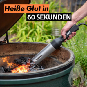 Elektrischer Grillanzünder mit schwarzem Griff und silbernem Heizelement wird von Hand in einen Keramikgrill mit brennender Holzkohle gehalten, Text „Heisse Glut in 60 Sekunden“ im Bild.