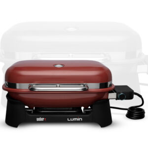 Weber Lumin Tischgrill in Bordeauxrot mit geschlossenem Deckel, Stromregler und Kabel auf weissem Hintergrund, dahinter transparente Grillabbildung als Schatten.