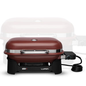 Weber Lumin Tischgrill in Bordeauxrot mit geschlossenem Deckel und seitlichem Temperaturregler, auf weissem Hintergrund mit transparenter Grillabbildung im Hintergrund.