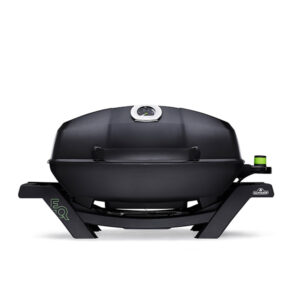 Schwarzer, kompakter Elektrogrill mit geschlossenem Deckel und integriertem Thermometer in der Mitte. Der Grill steht auf einem stabilen, schwarz lackierten Gestell mit zwei Standbeinen. Rechts befindet sich ein grüner Drehknopf zur Temperaturregulierung, links ist das EQ-Logo in grüner Schrift und das Napoleon-Logo sichtbar. Der Griff des Deckels ist mittig angebracht.