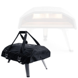 Pizzaofen mit schwarzer Transporthülle, Tragegurten und Aluminiumschnallen im Vordergrund, unscharfer Pizzaofen mit Licht im Hintergrund.