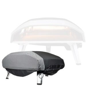 ein ooni Grill in der Abdeckhaube, im Hintergrund hiert man leicht transparent einen Pizzaofen