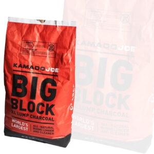 Rote Papiertüte mit schwarzer Aufschrift für Kamado Joe Big Block XL Lump Charcoal Holzkohle.