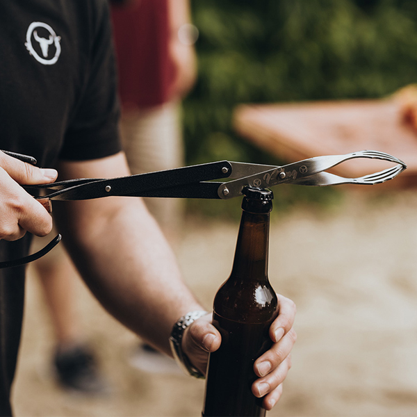 Moesta BBQ Zubehör V-Tong Grillzange mit Olivenholzgriff und Flaschenöffner 43 cm schwarz Art.Nr. 10504 – Bild 4