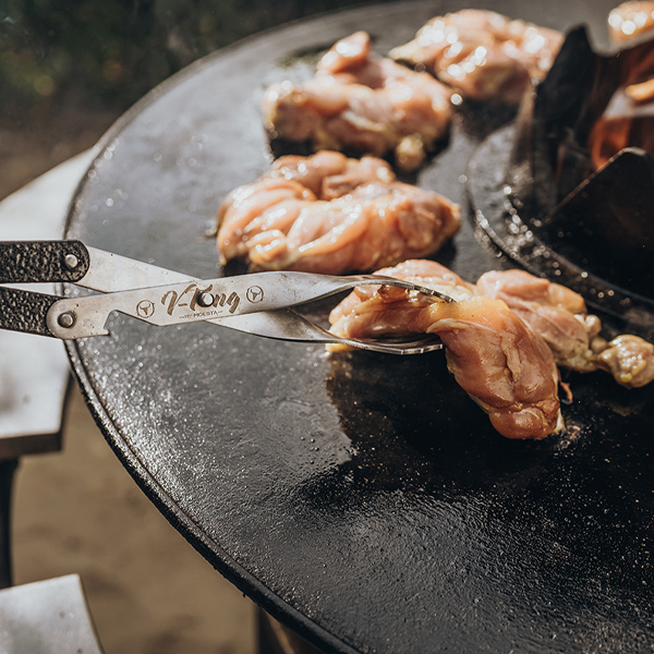 Moesta BBQ Zubehör V-Tong Grillzange mit Olivenholzgriff und Flaschenöffner 43 cm schwarz Art.Nr. 10504 – Bild 3